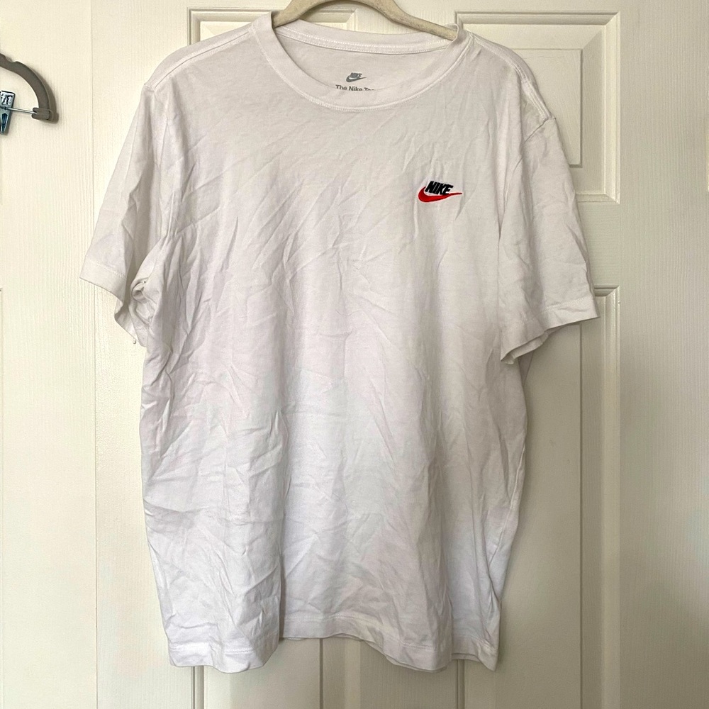 Large Men’s White Nike T-shirt